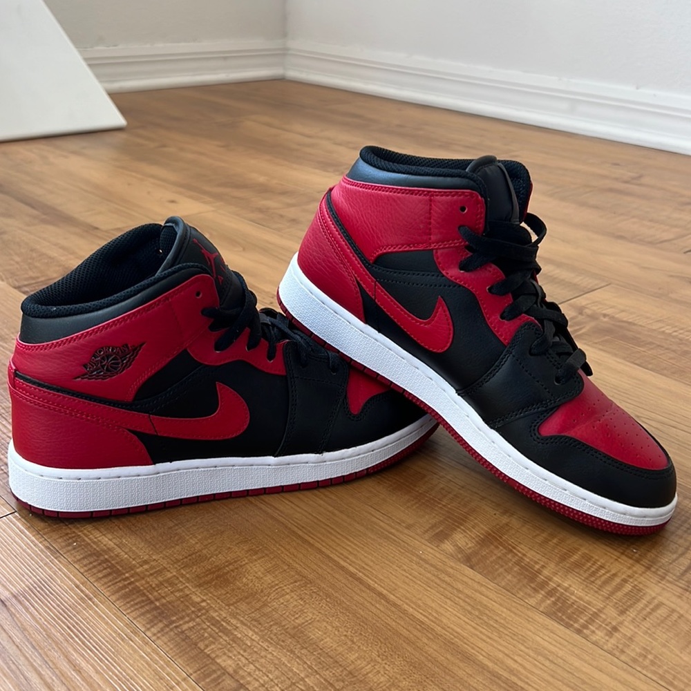 Air Jordan 1 mid banded 2020 youth size 7 (women’s size 8.5) worn twice